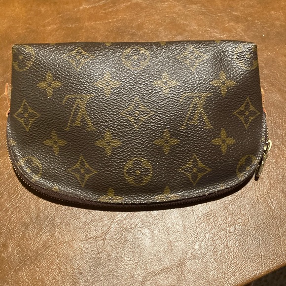 Louis Vuitton Handbags - Louis Vuitton monogram authentic cosmetic bag